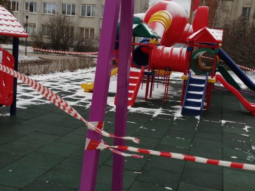 Image for Детские площадки и парки оградили от нижегородцев