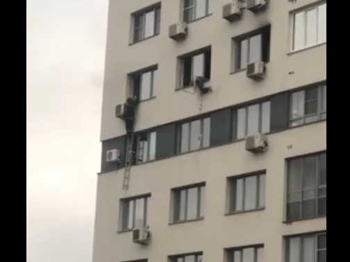 Пожарные спасли мужчину, повисшего на карнизе 11 этажа, в Нижнем Новгороде