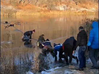 Image for Местные жители пытались спасти провалившегося под лед нижегородца: видео
