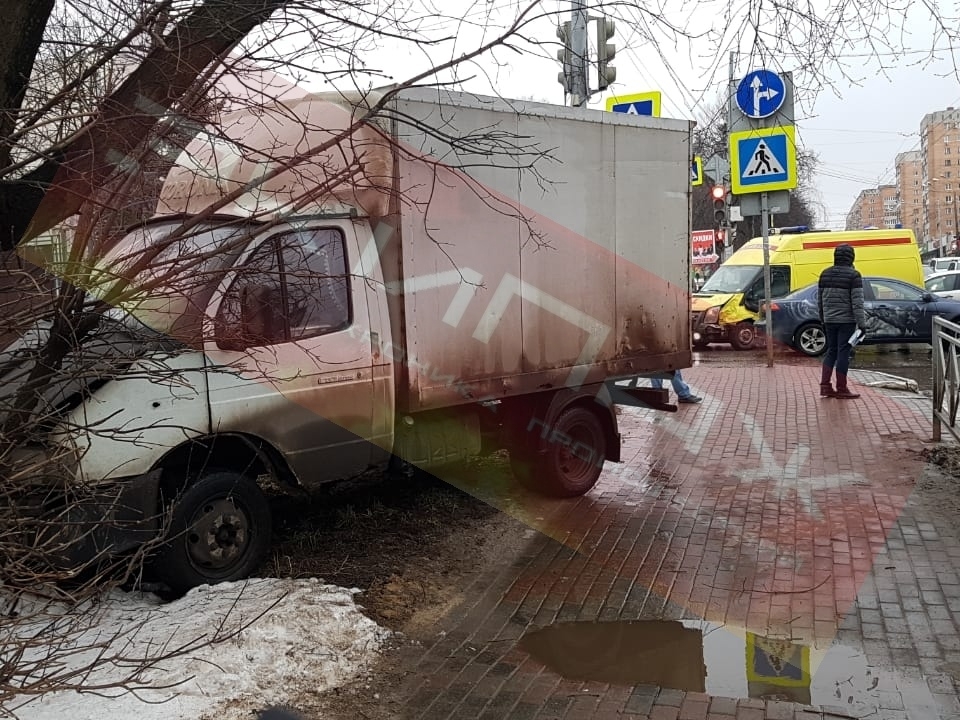Image for «Скорая» и «Газель» столкнулись на перекрестке в центре Нижнего Новгорода 