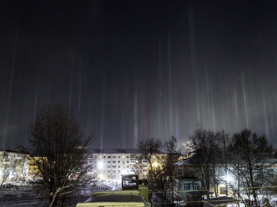 Световые столбы заметили в Дзержинске в ночь на 12 января