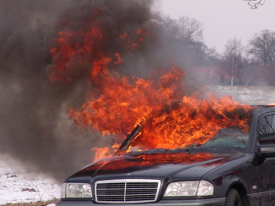 Мужчина поджег машину нижегородца из-за конфликта на дороге