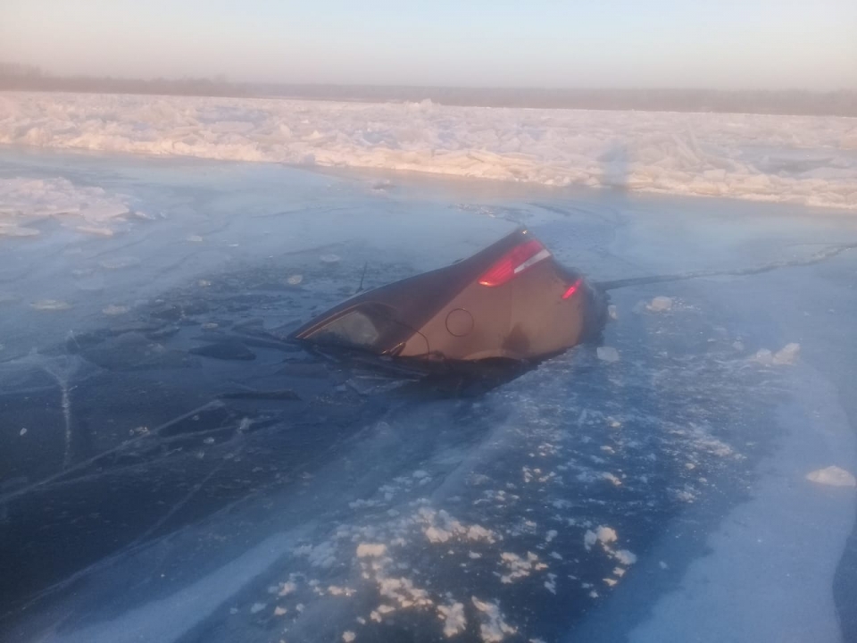 Машина провалилась под лед в Лысковском районе