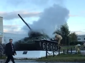 Танк-памятник загорелся в военном поселке в Нижегородской области