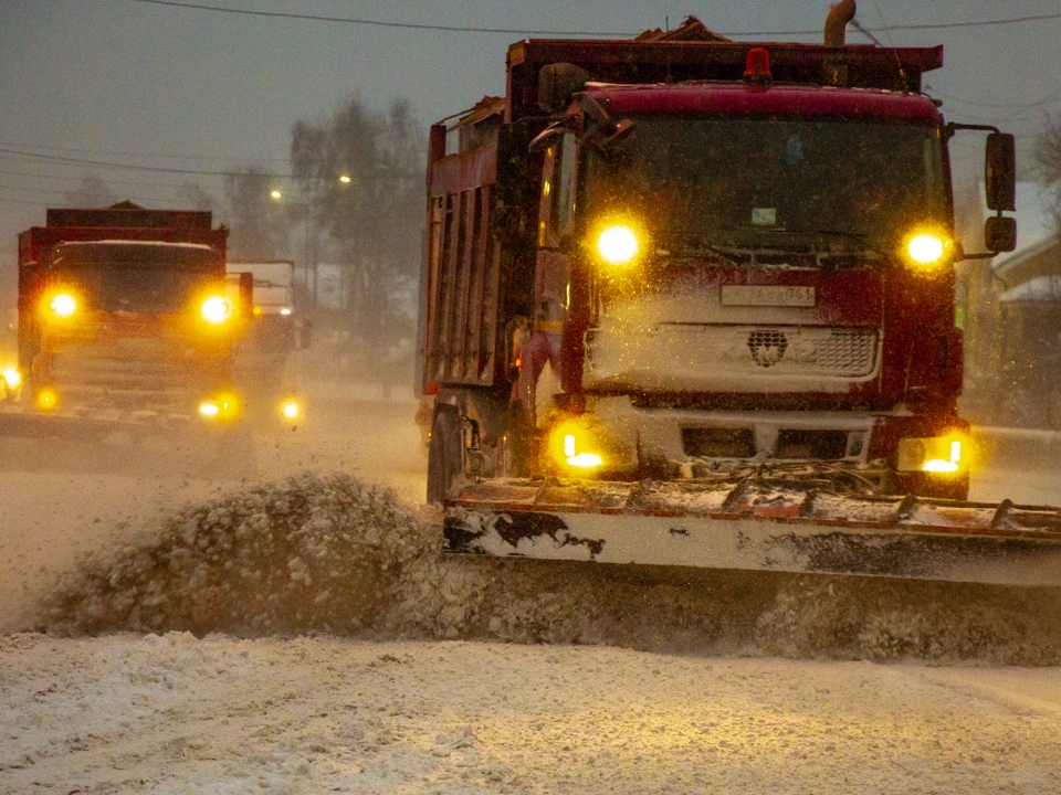 Image for Около 60 единиц спецтехники дежурят на нижегородских трассах в снегопад