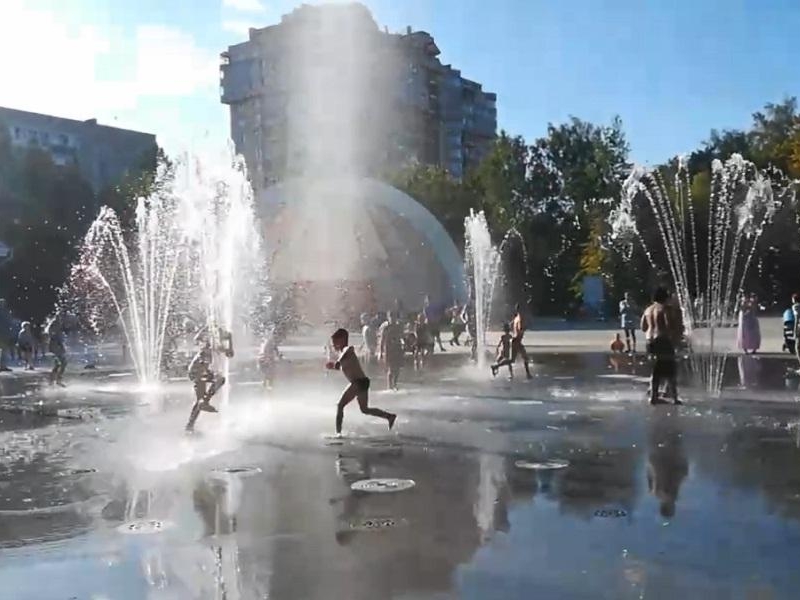 Дети спасаются от жары в фонтанах