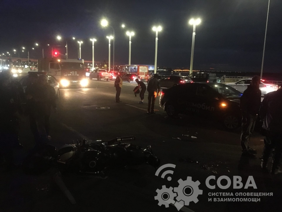 Мотоцикл и легковушка столкнулись на Нижневолжской набережной