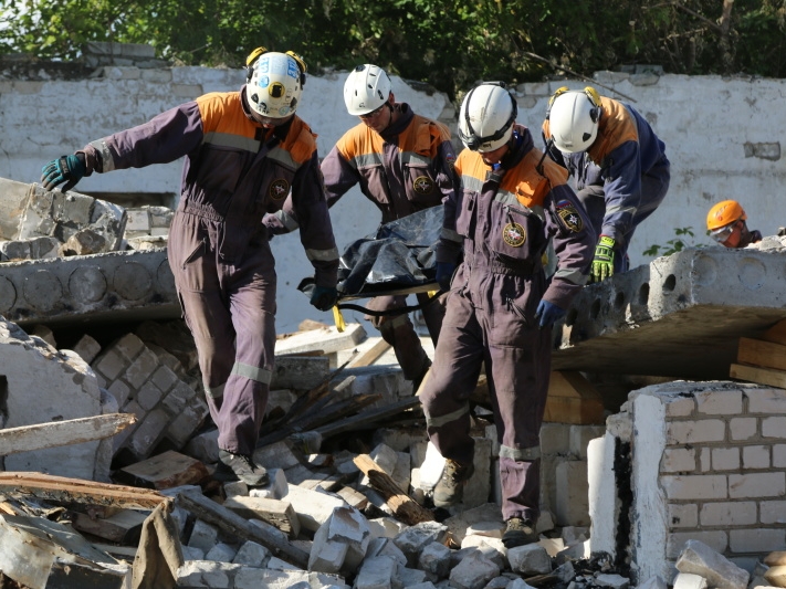 Сотрудники МЧС провели учебное спасение жителей рухнувшего дома на Бору