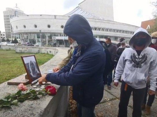 Новосибирцы зажгли свечи в память о погибшей Ирине Славиной
