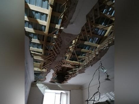 Потолок обрушился на головы жителей двухэтажного дома в Новосибирске