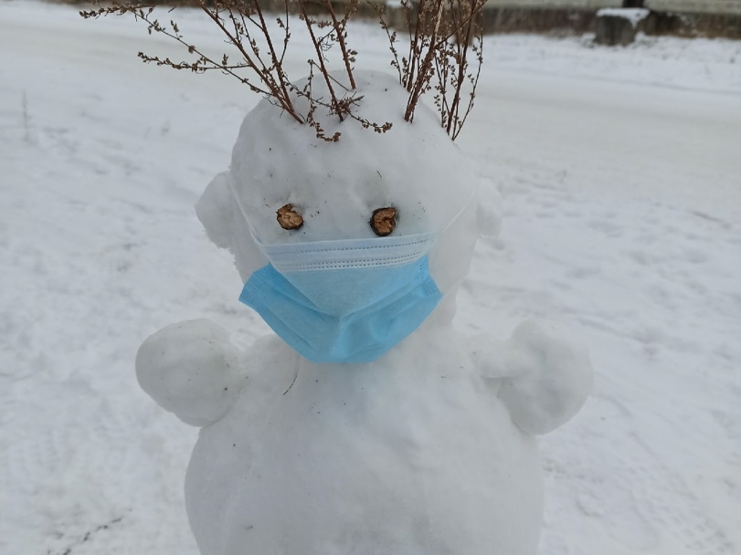 Защищен и  безопасен: нижегородцы лепят снеговиков в медицинских масках