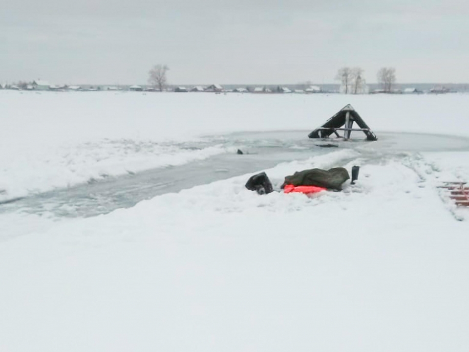 Мужчина утонул вместе с трактором, провалившись под лед