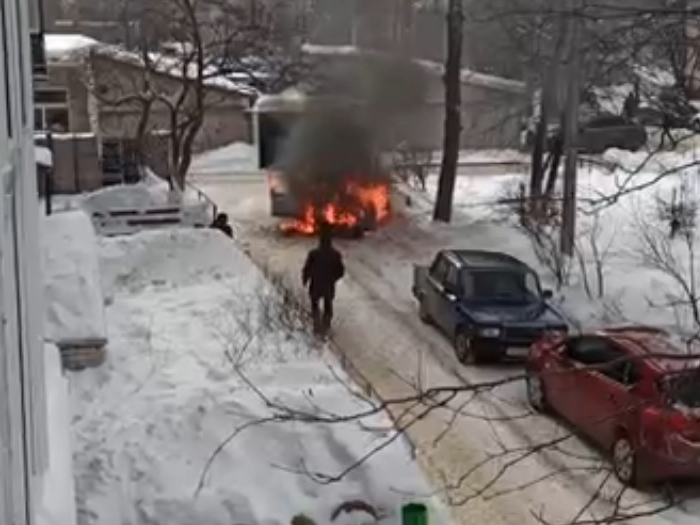 Опубликовано видео тушения горящего автомобиля на Мостоотряде в Нижнем