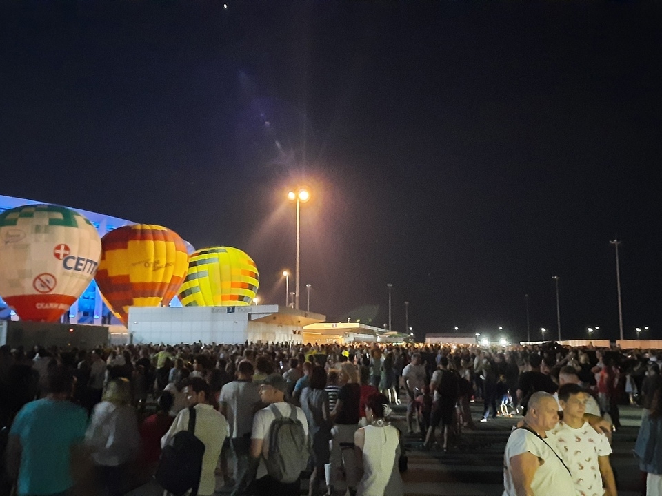 Image for Нижегородцев возмутили огромные очереди на ночное свечение шаров