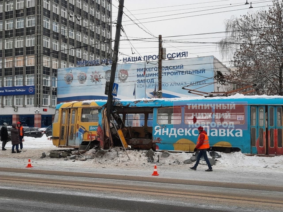 Трамвай сошел с рельсов и врезался в столб в Нижнем Новгороде