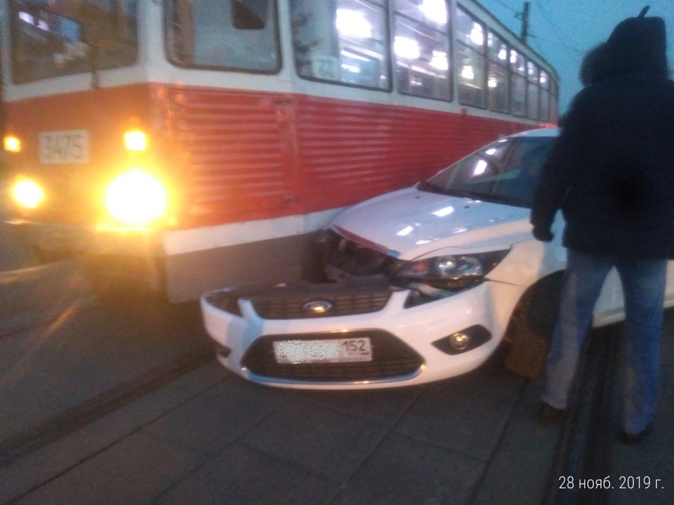 На Автозаводе утром 28 ноября трамвай столкнулся с легковушкой