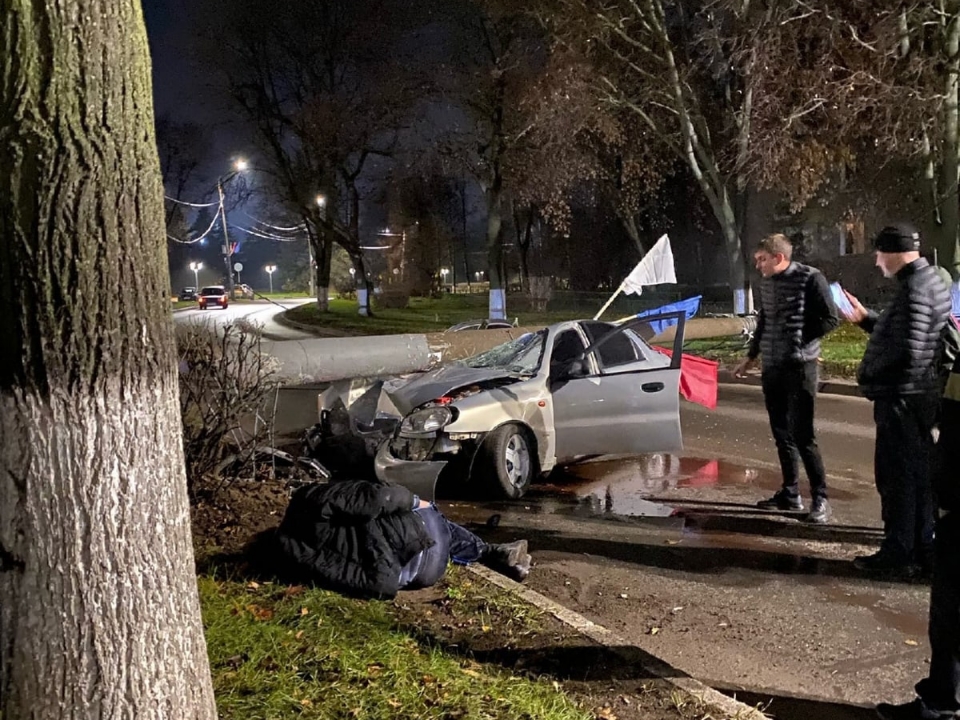 Image for Фонарный столб рухнул на иномарку с водителем в Нижнем Новгороде