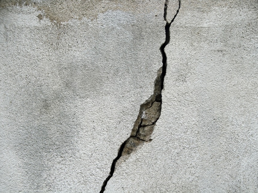 В стене многоквартирного жилого дома в Дзержинске нашли трещину