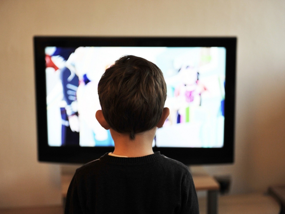 Истерики, нарушения осанки, ночные кошмары: чем опасен телевизор для ребенка