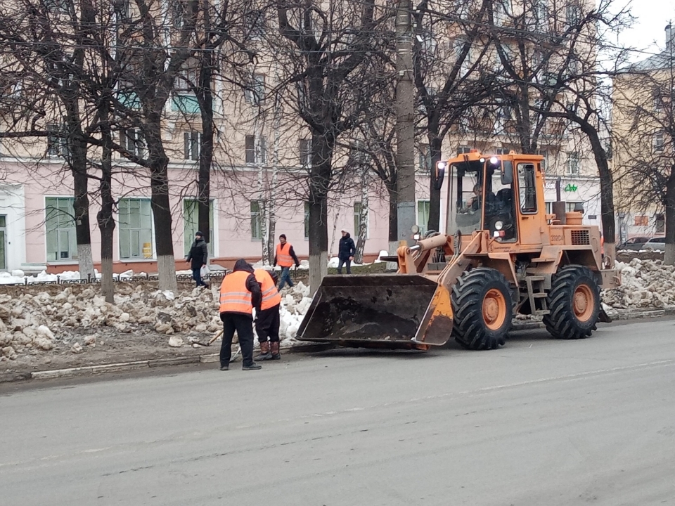 Image for Газоны и прибордюрные полосы начали очищать в Нижнем Новгороде после зимы