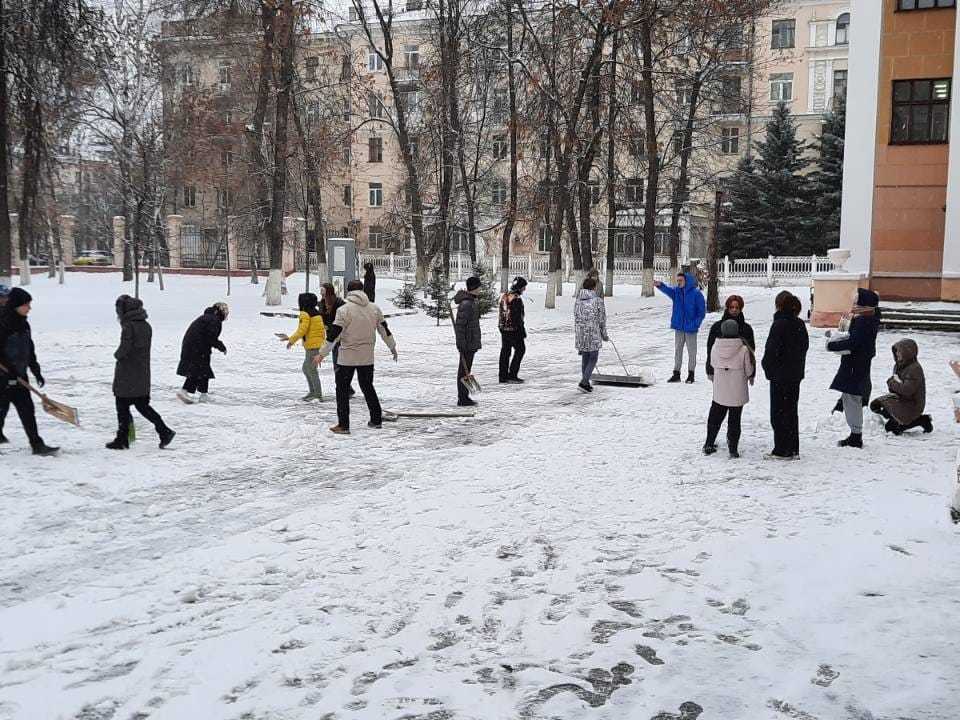 Image for Учителей и школьников привлекли к уборке улиц во время снегопада в Нижнем Новгороде 21 ноября