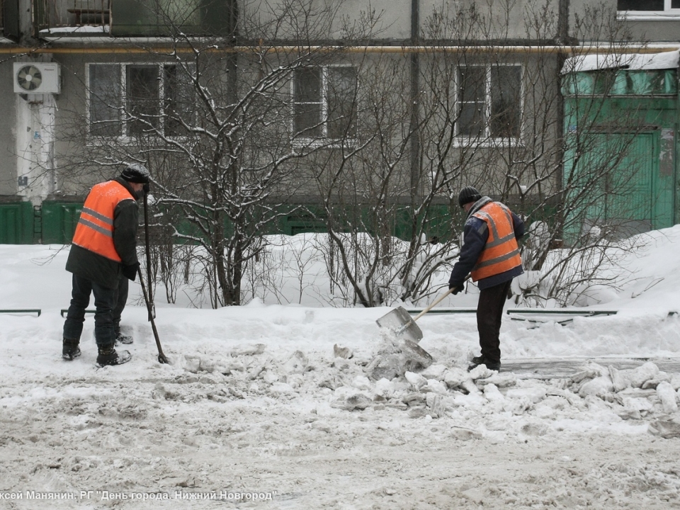 Около 1 700 дорожных рабочих убирали снег в выходные в Нижнем Новгороде