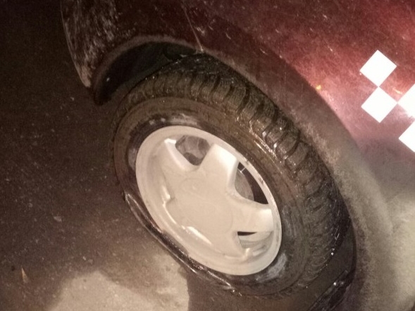 Image for Больше десятка автомобилей пробили колёса о рельсы на Комсомольском шоссе