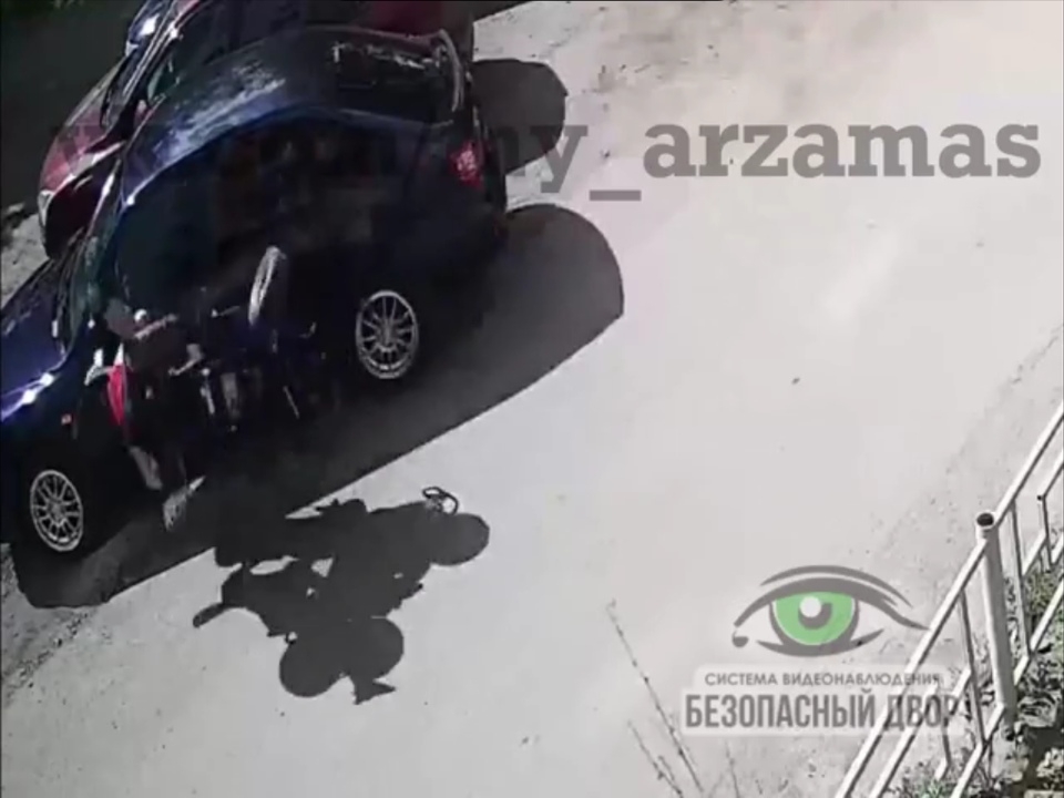 Image for В Арзамасе два юных квадроциклиста влетели в припаркованную иномарку