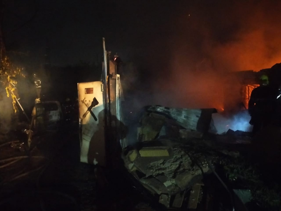 Image for Садовый дом и  две машины горели этой ночью в нижегородском СНТ 