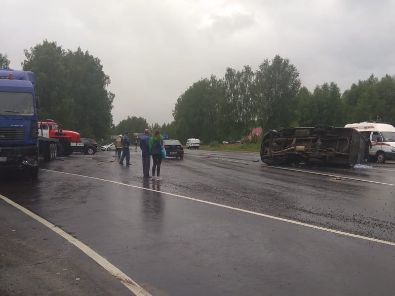 Один погиб и трое пострадали в столкновении ГАЗели с грузовиком под Вачей