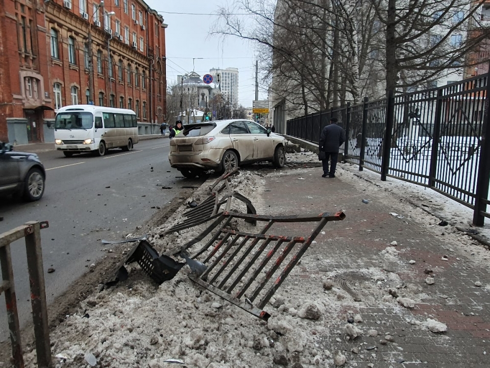 Легковушка протаранила забор в центре Нижнего Новгорода
