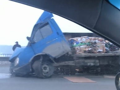 Image for Страшная авария на Мызинском мосту в Нижнем: иномарка столкнулась в ГАЗелью