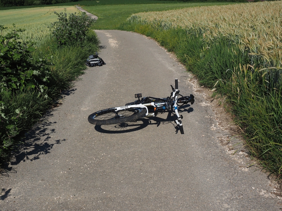 Image for Оторвавшееся колесо грузовика сломало ногу велосипедисту в Семенове 