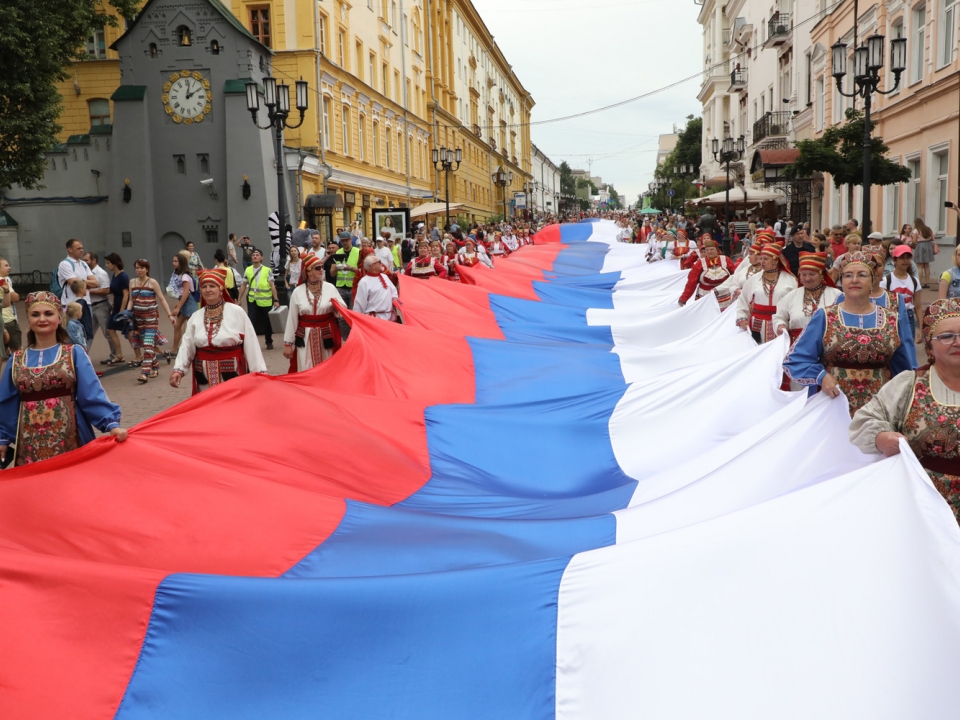 Image for Стометровый флаг России пронесли по Большой Покровской