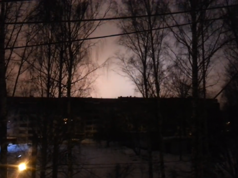 Image for Приняли за взрыв на электростанции: около радиорынка из-за падения столба вспыхнули провода