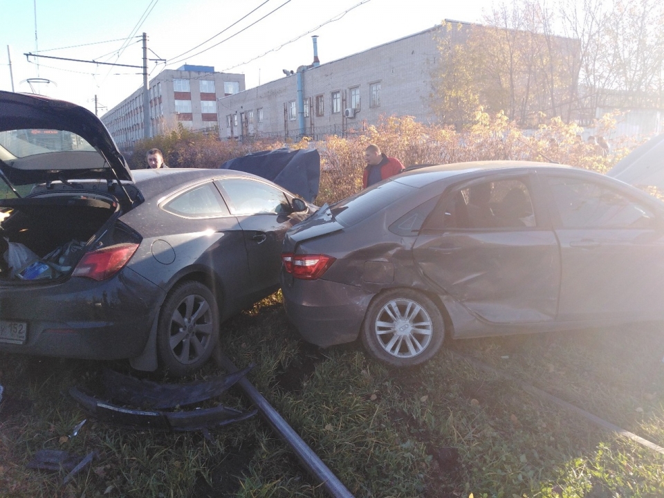 Image for Два автомобиля столкнулись прямо на трамвайных путях в Нижнем Новгороде