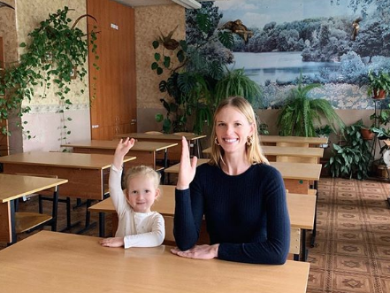 Image for Супермодель Анна Вьялицына показала дочери родную школу в Нижнем