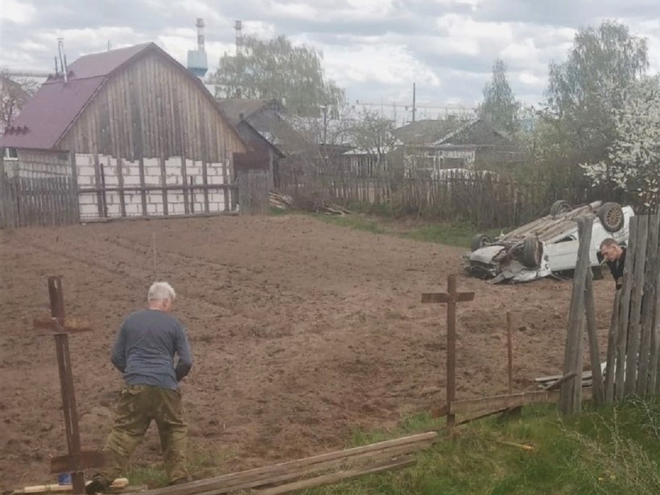 Image for 18-летняя девушка на Subaru снесла забор и перевернулась на чужом огороде под Выксой