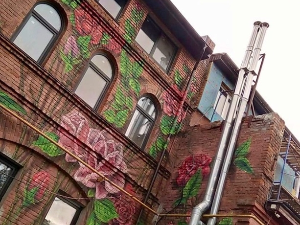 Цветочный стрит-арт украсил кирпичный дом на улице Советской