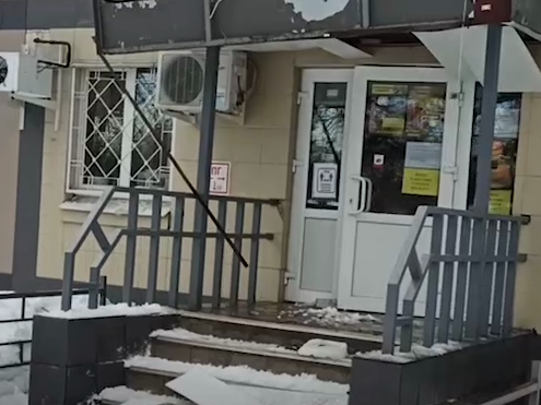 Вывеска магазина рухнула на Баумана в Нижнем Новгороде