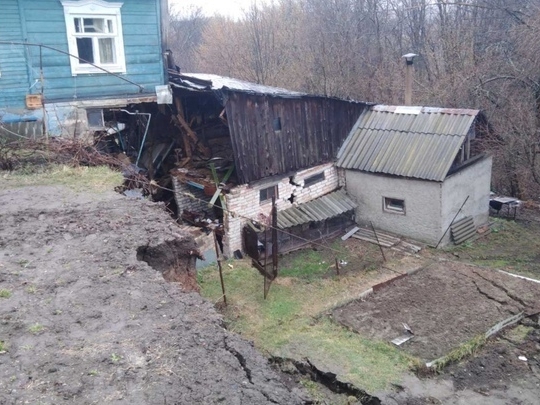 Image for Три жилых дома рухнули в овраг в деревне Караулово