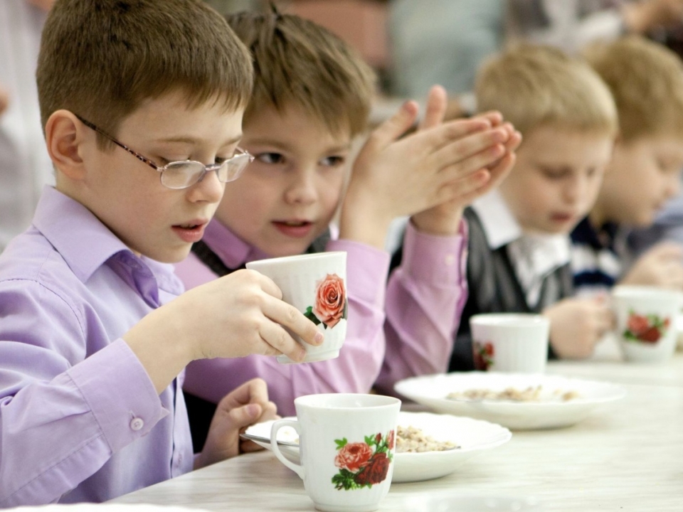 Image for Учеников начальной школы начнут кормить бесплатно с 1 сентября