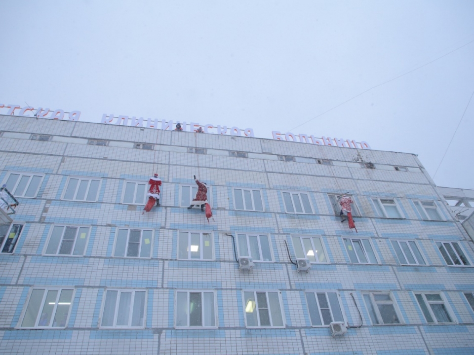 Image for Деды Морозы-скалолазы забрались на нижегородскую детскую больницу