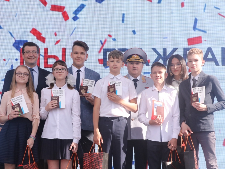 Image for 7 юных нижегородцев получили паспорт в День России