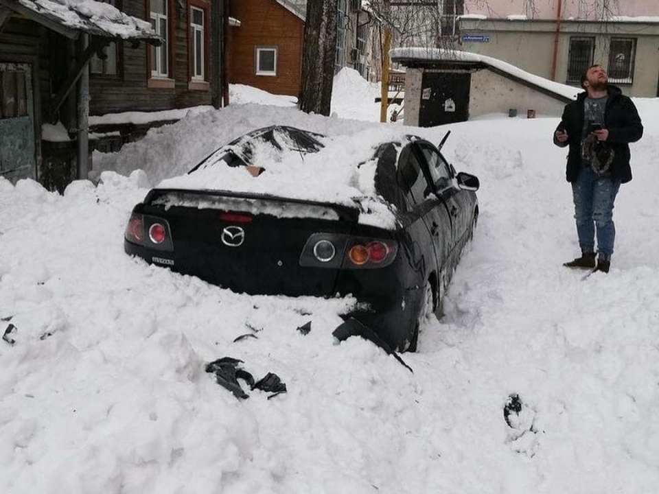 Image for Нижегородцы массово жалуются на побитые снегом автомобили