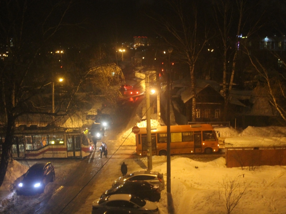 Image for Чудеса взаимопомощи: в Нижнем Новгороде трамвай вытянул маршрутку,  застрявшую на рельсах