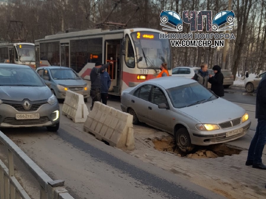 Image for Машина провалилась в яму на дороге в Нижнем Новгороде