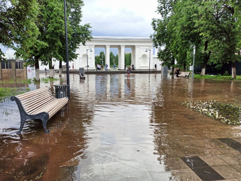 Image for В Дзержинске после грозы затопило только что благоустроенный городской парк