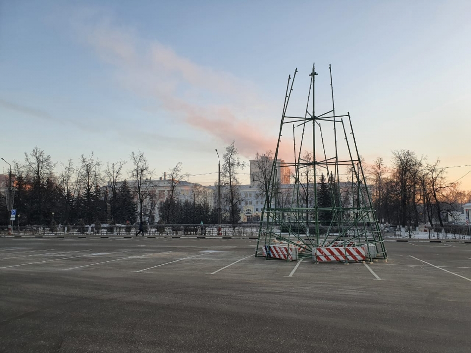 Новогоднюю ель начали устанавливать на центральной площади Дзержинска