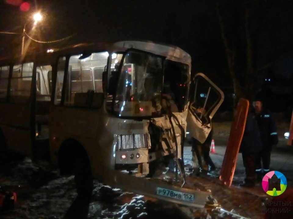 В Выксе автобус с пассажирами врезался в дерево